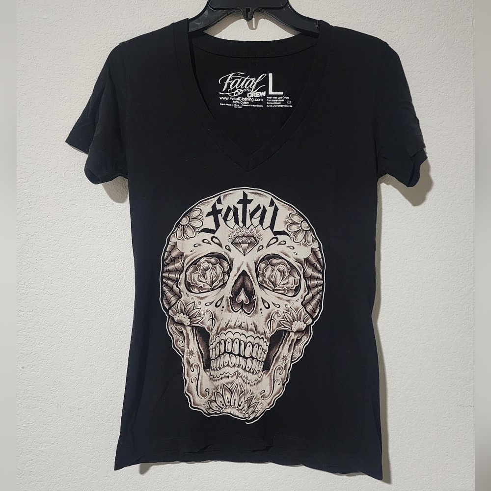 Junior's Black Skull Graphic V-Neck Tee Size: Large